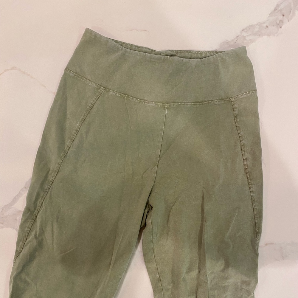 Anthropologie size M bottom detail leggings